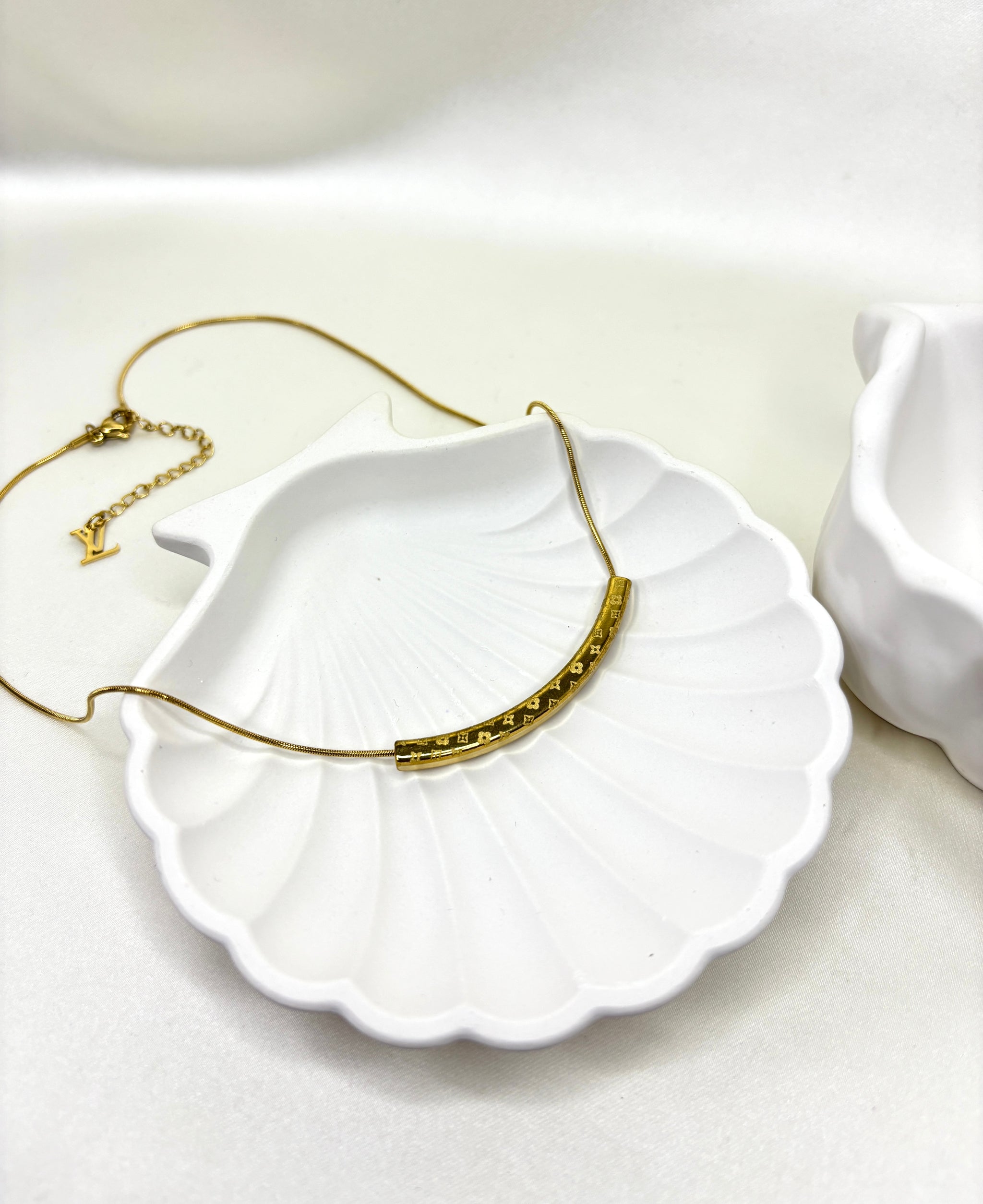 Golden Contour Necklace
