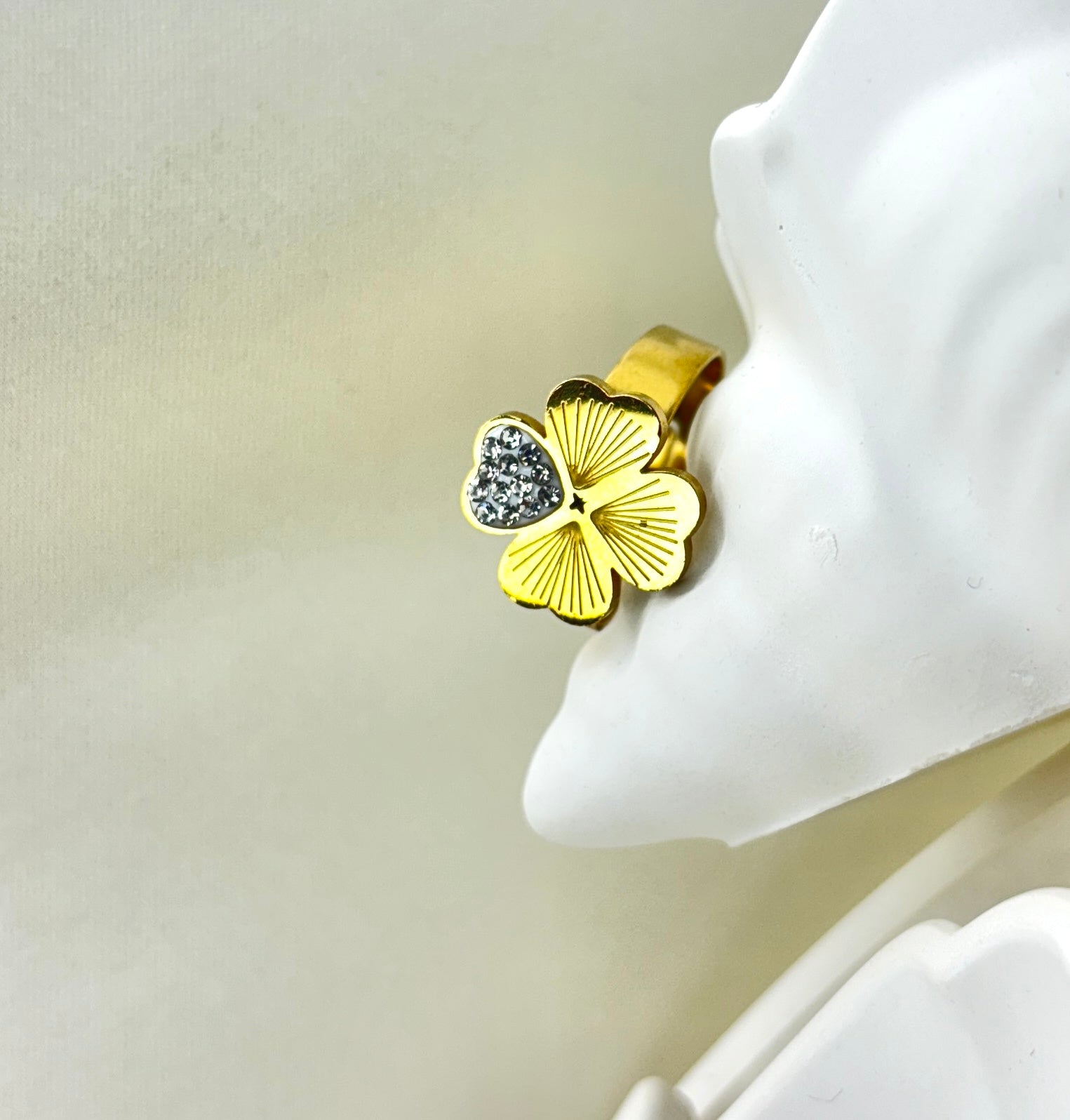 Lucky Sparkle Clover Anti-Tarnish Ring