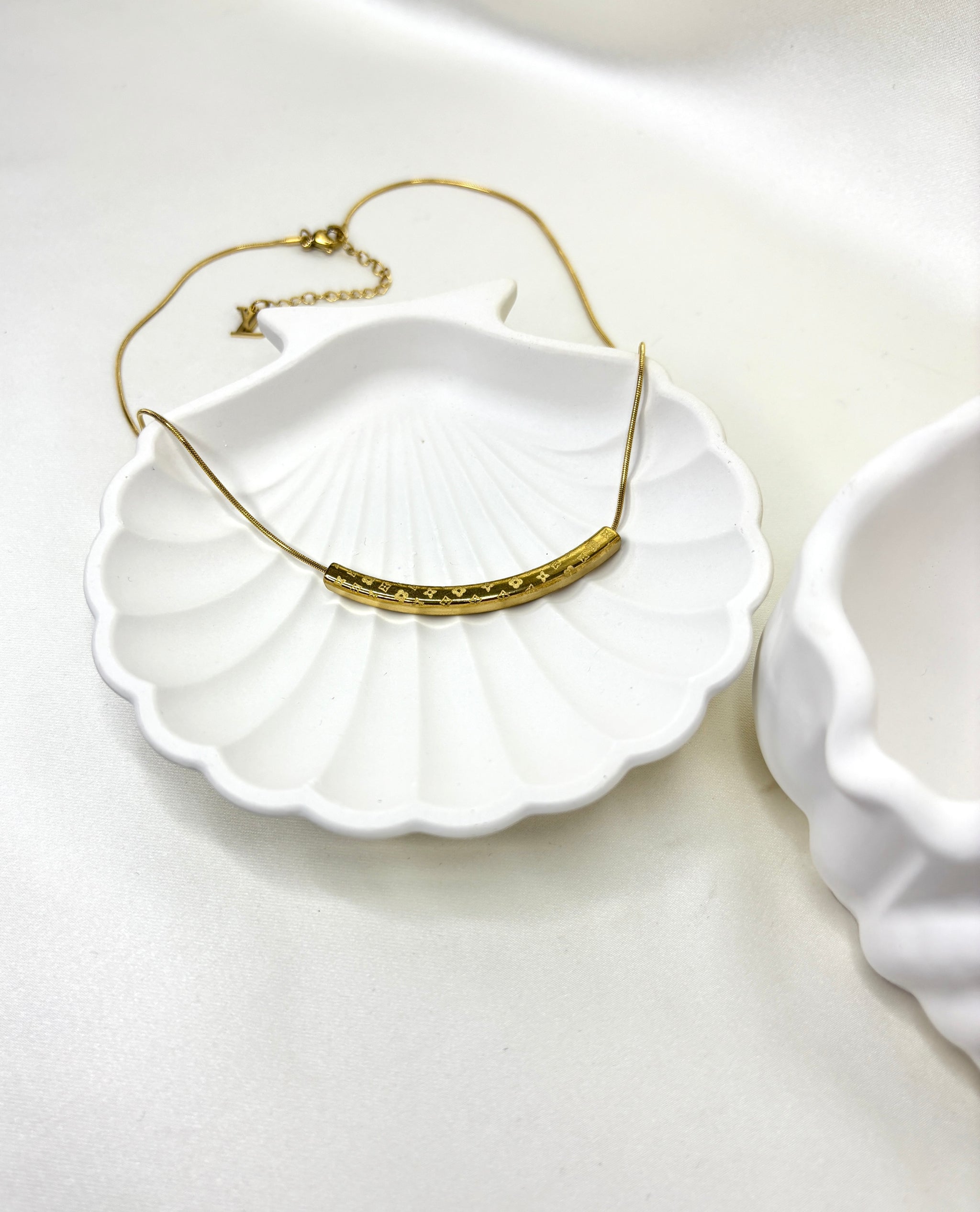 Golden Contour Necklace