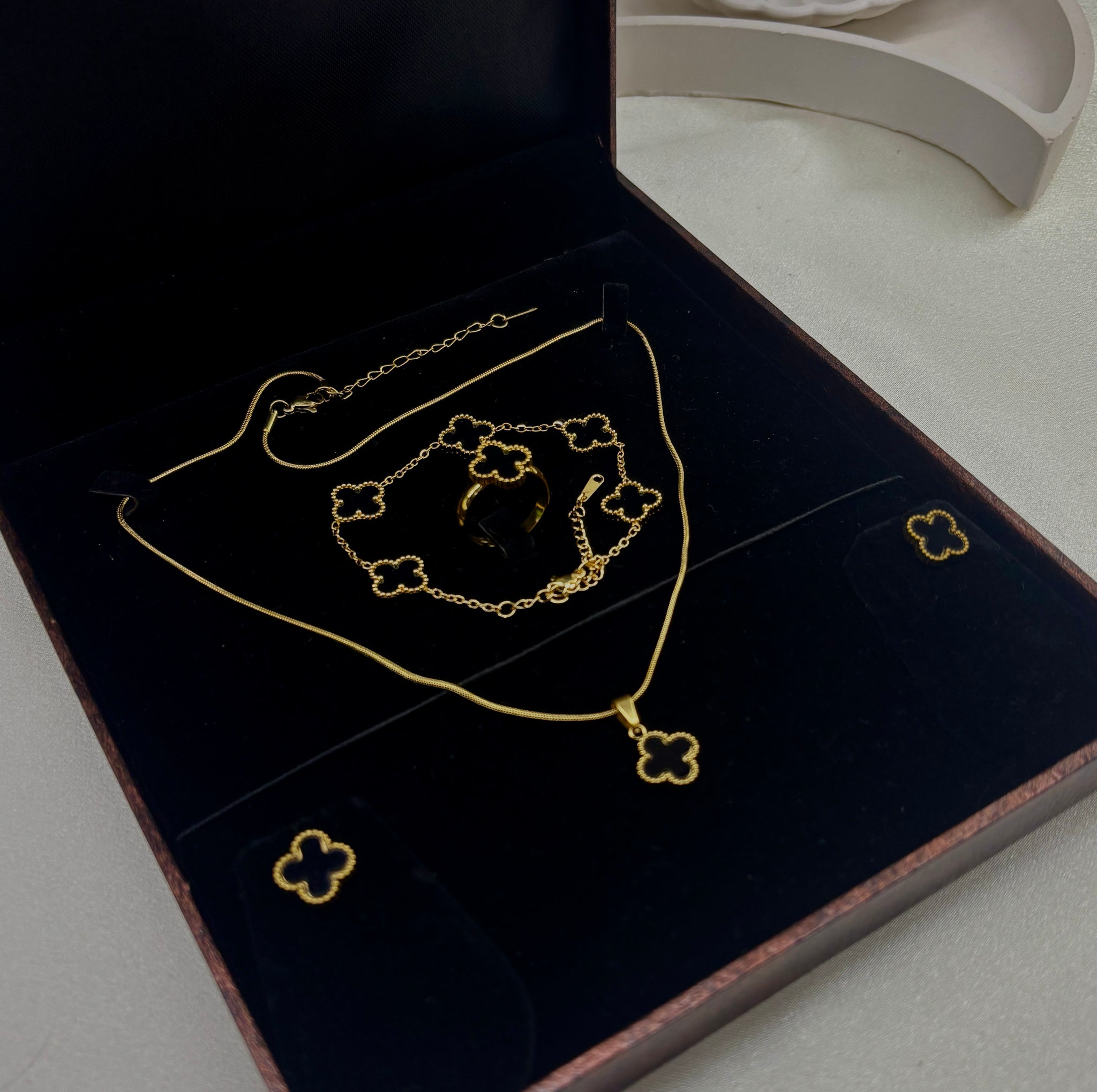 Golden Noir Clover Gift Set