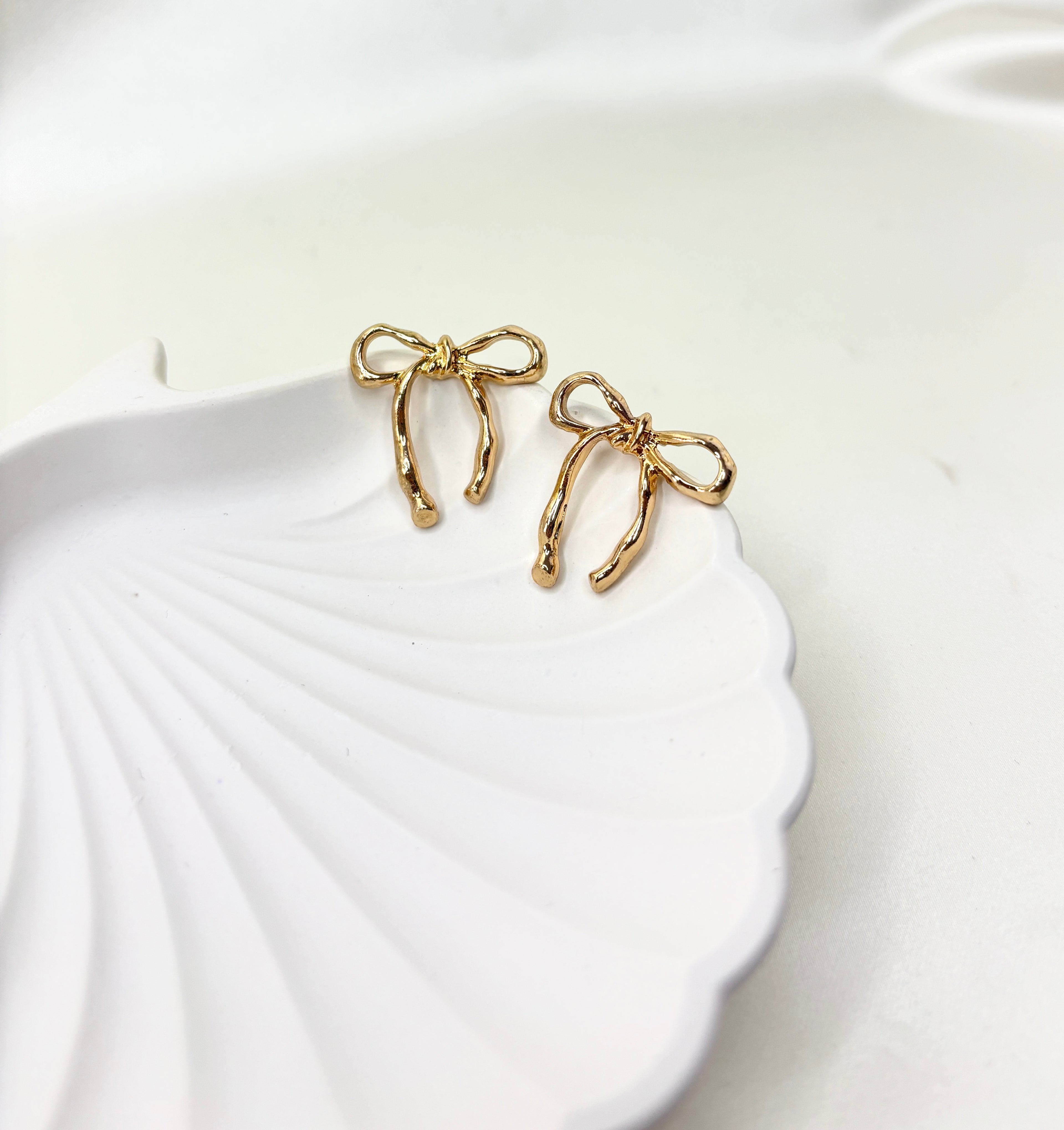 The Taffeta Ribbon Studs