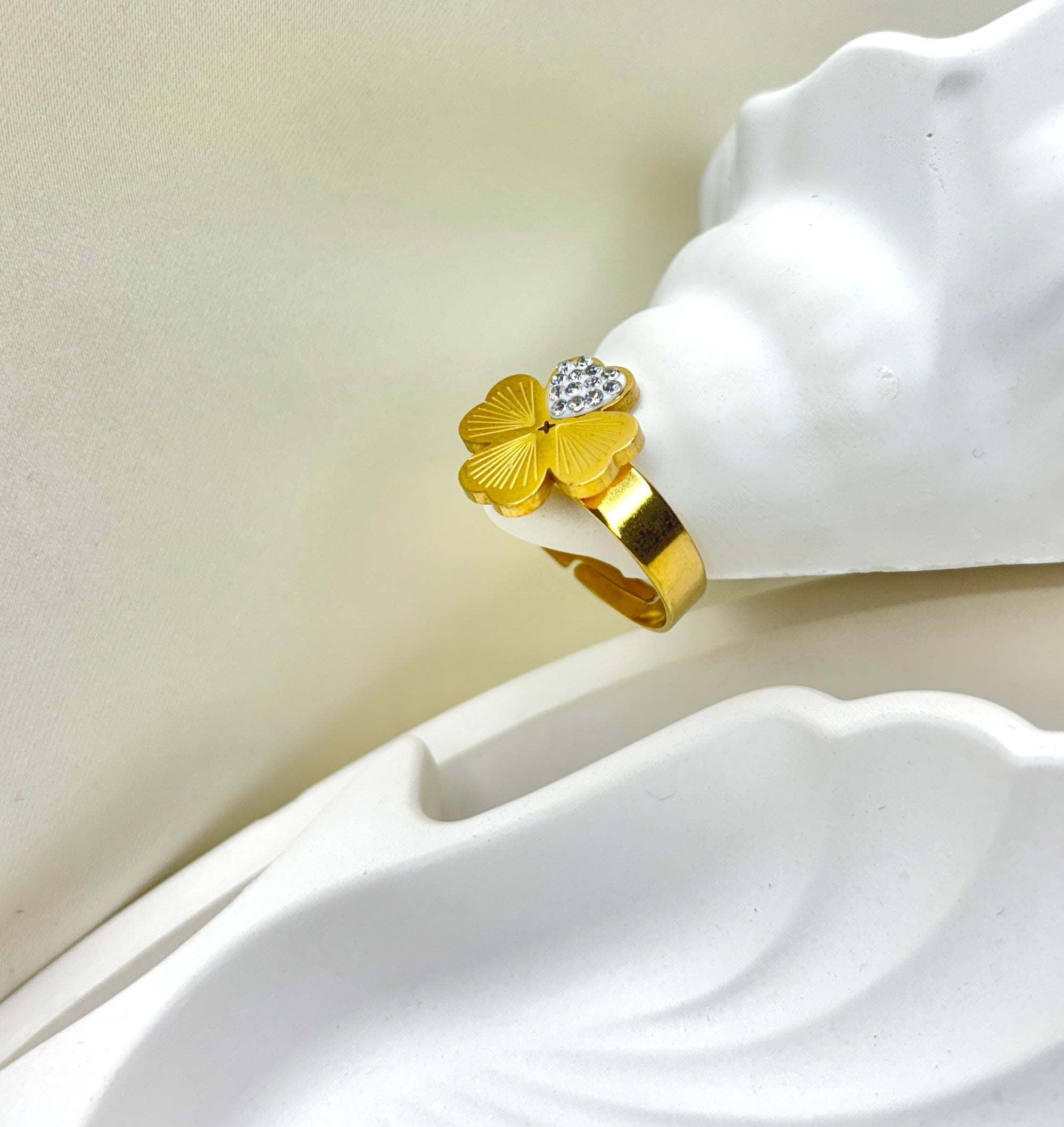 Lucky Sparkle Clover Anti-Tarnish Ring