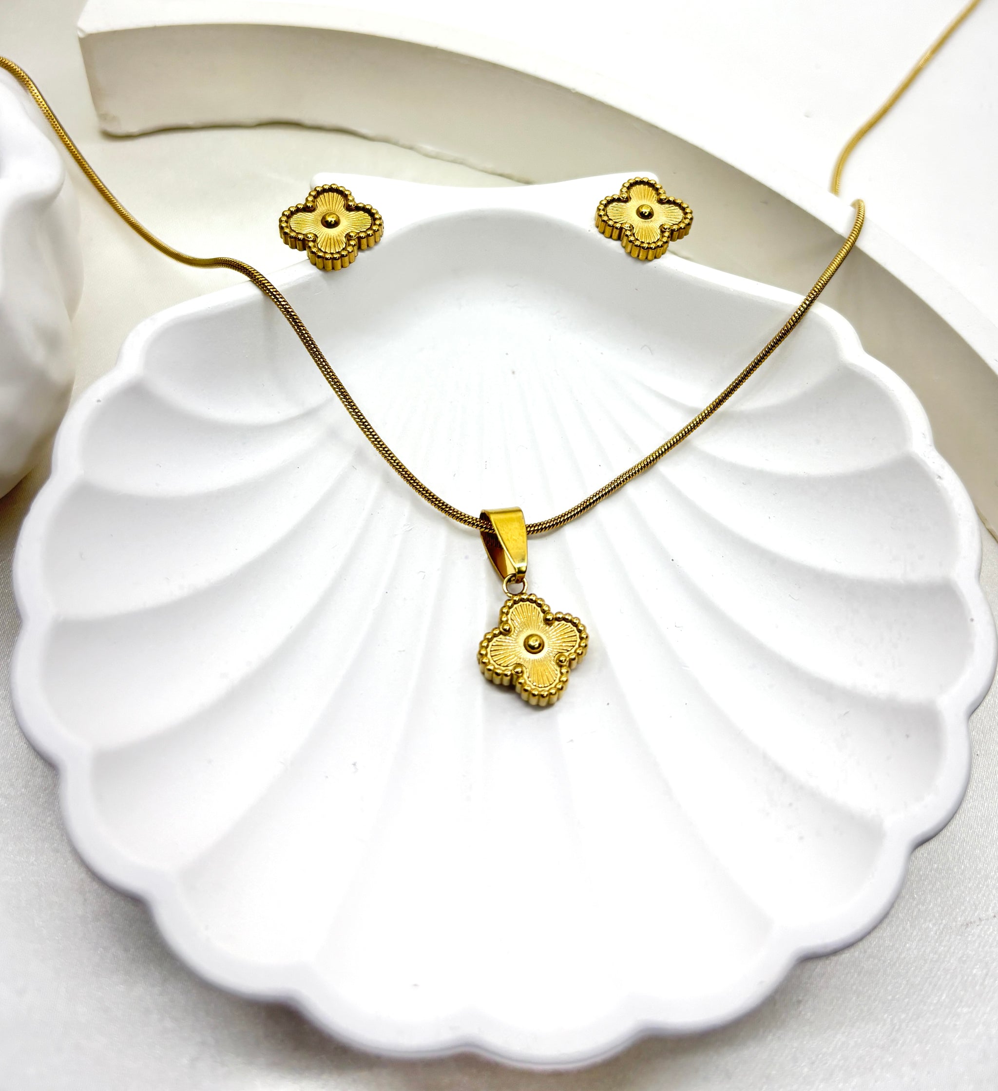 The Golden Radiance Clover Set