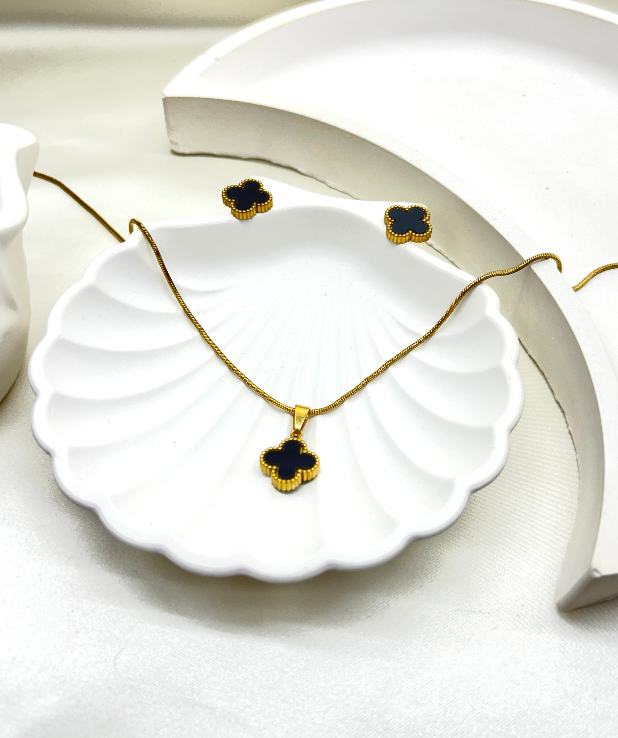 The Midnight Clover Pendant Set